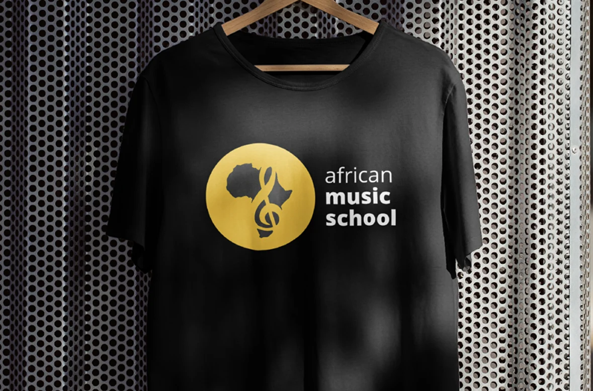 Czarna koszulka z logo African Music School na wieszaku