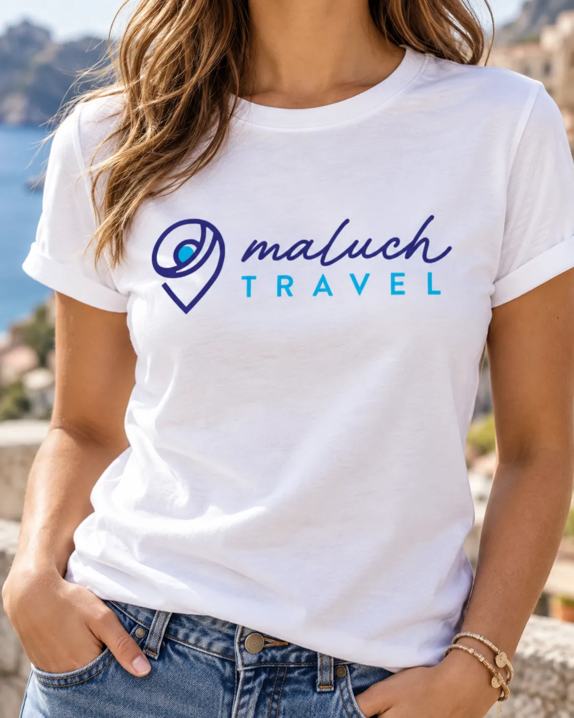 Biała koszulka z logo Maluch Travel