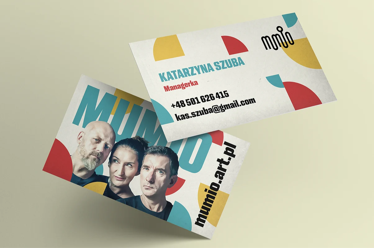 Wizytówki Mumio w języku plakatu na 25-lecie – portrety aktorów i kolorowe formy