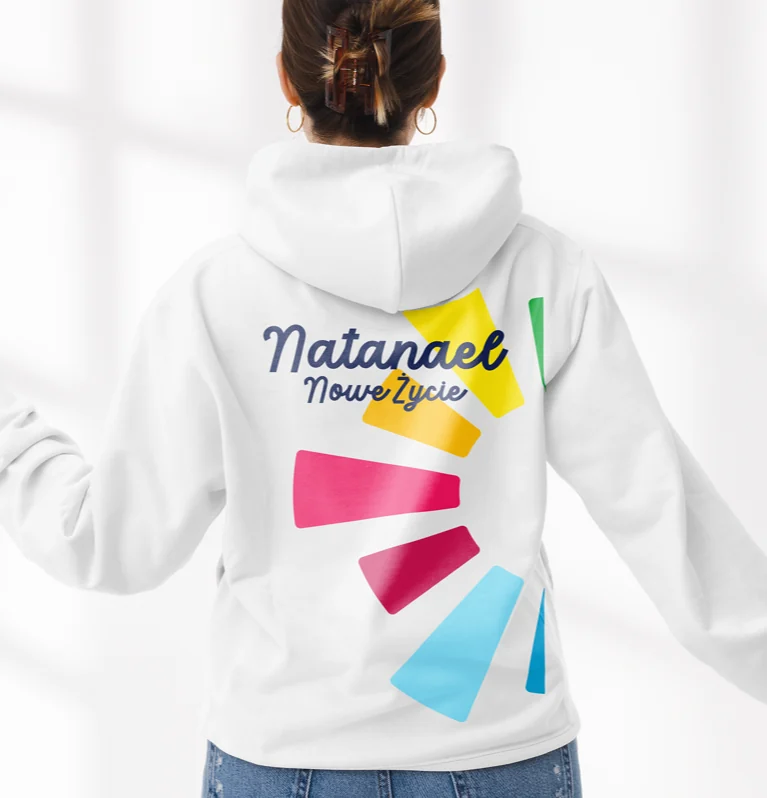 Biała bluza z kapturem z logo Natanael. Nowe Życie. na plecach