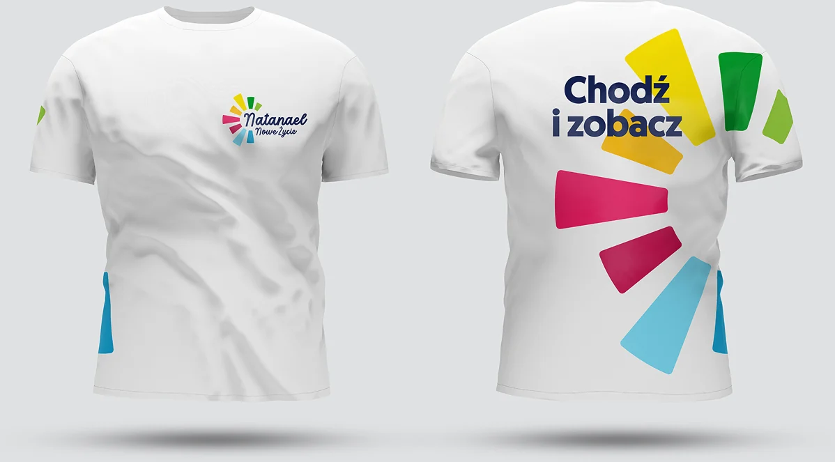 Białe koszulki fundacji – przód z małym logo, tył z hasłem „Chodź i zobacz” i kolorowymi promieniami