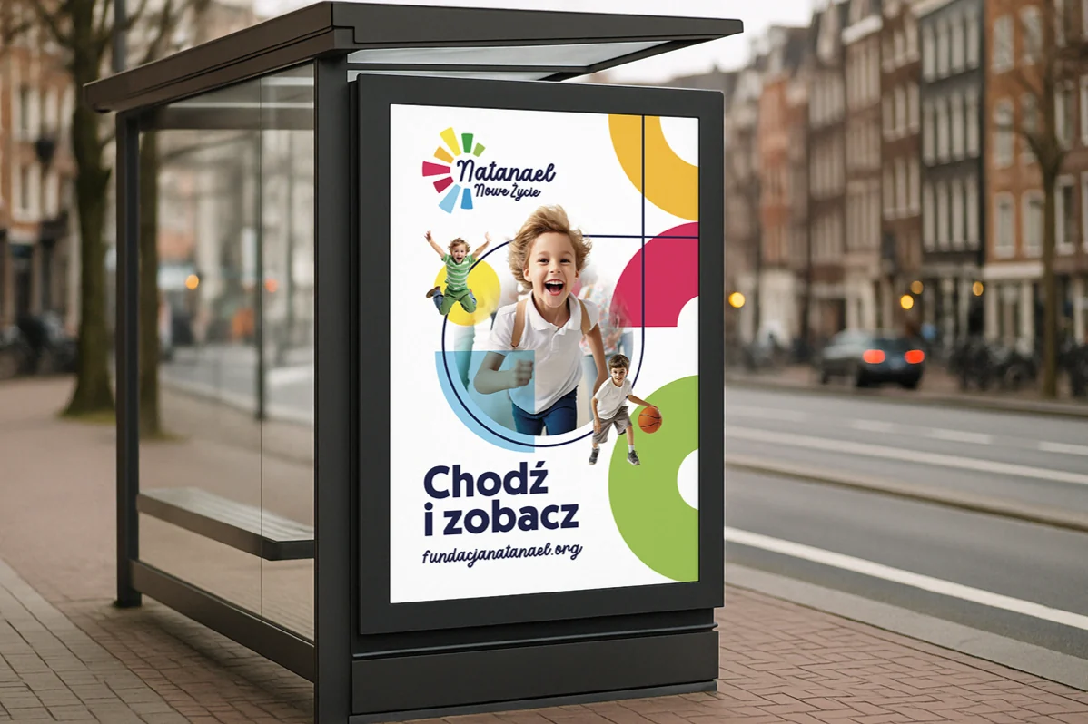 Plakat kampanii „Chodź i zobacz” na wiacie przystankowej – roześmiany chłopiec i kolorowe półkola