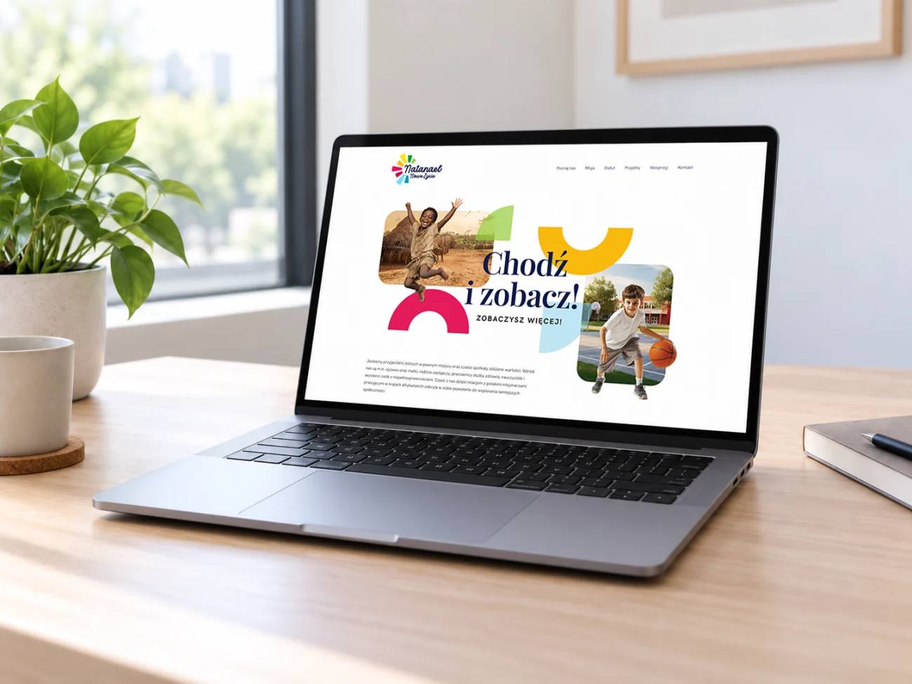 Strona internetowa fundacji na laptopie – nagłówek „Chodź i zobacz!”